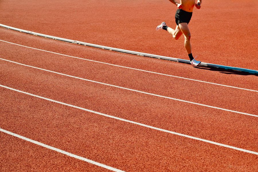 Atletizm pistinde koşucu