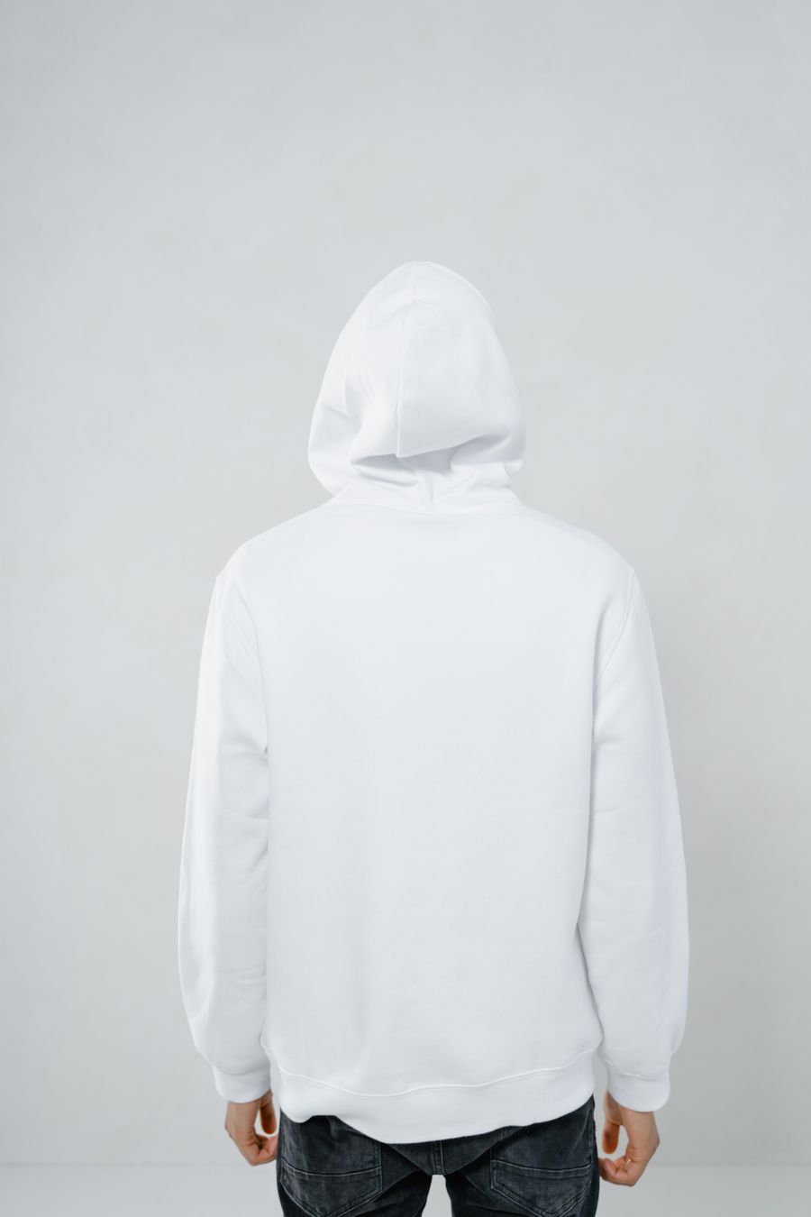 Beyaz kapüşonlu sweatshirt